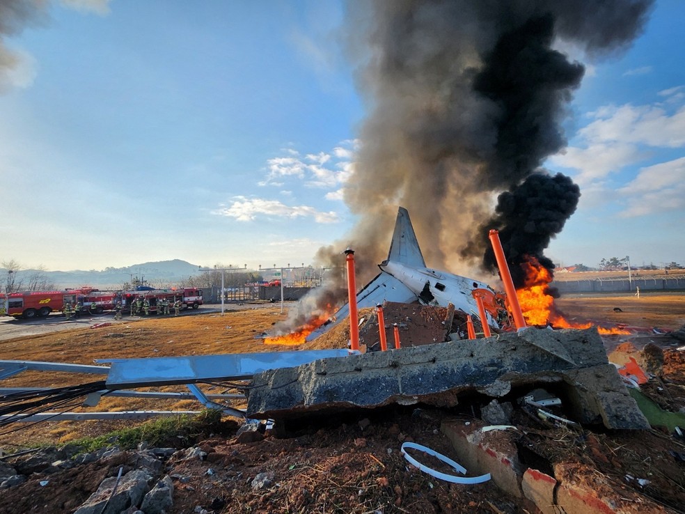 Avio explodiu aps sair da pista na Coreia do Sul, em 29 de dezembro de 2024  Foto: Yonhap via REUTERS