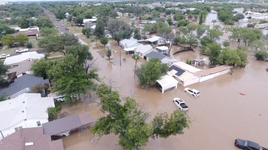 Enchentes no Texas: equipes buscam 23 meninas que desapareceram em acampamento; mais de 20 pessoas morreram - Região do Rio Guadalupe, no estado norte-americano, foi tomada por uma forte cheia nesta sexta-feira (4). Equipes fazem buscas com o apoio de helicópteros.