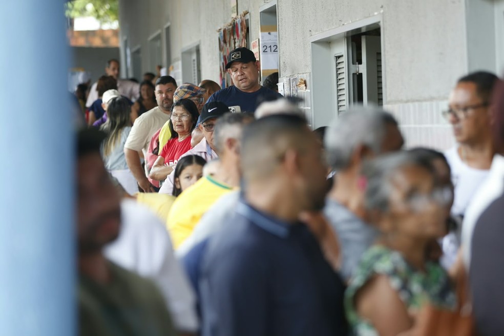 Eleitores formam fila para votar no Ceará — Foto: SVM