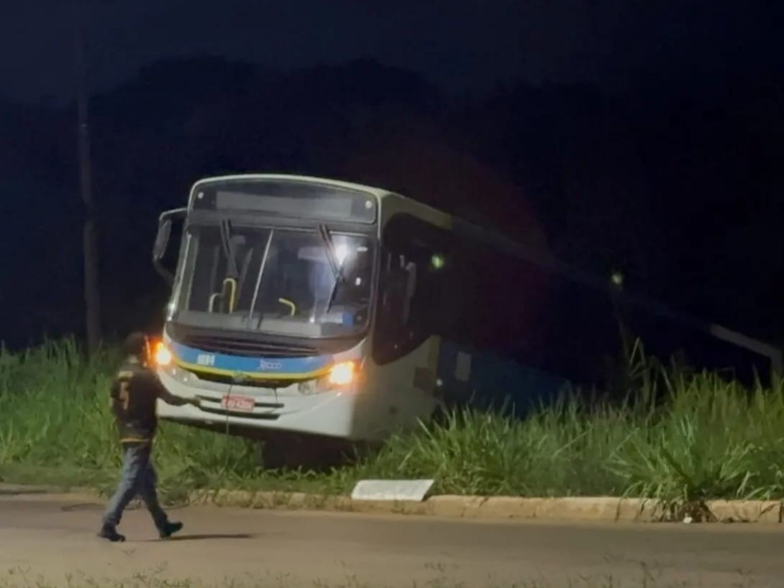 Ônibus de transporte público sai da pista e cai em ribanceira na BR-364 em Rio Branco