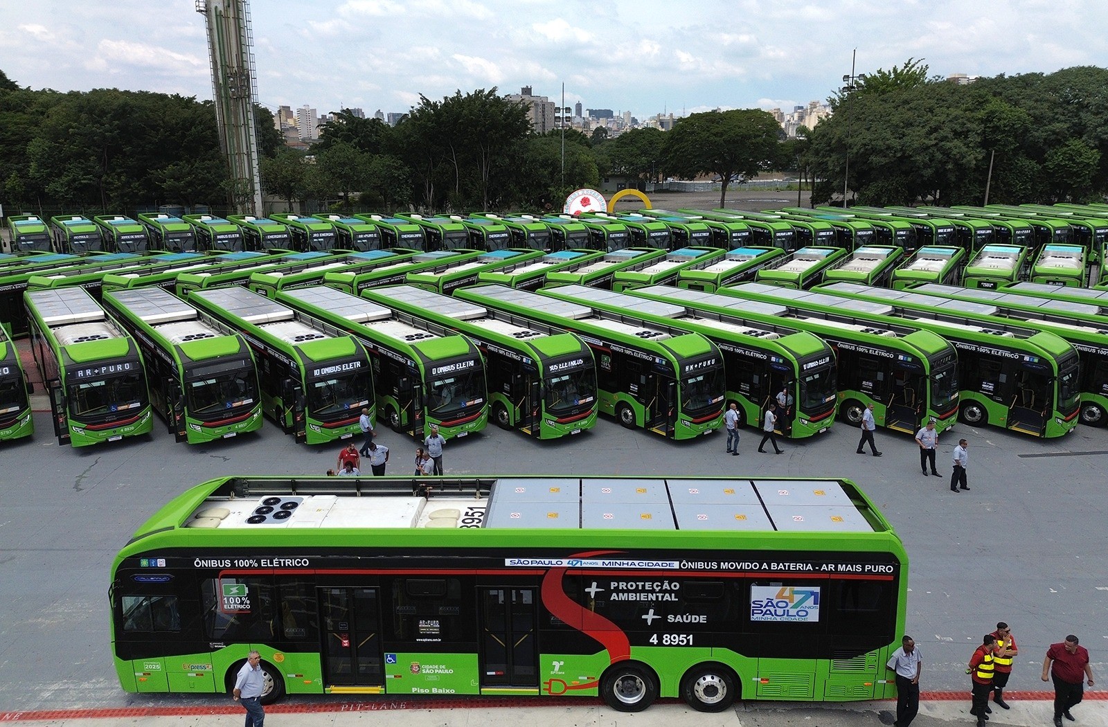 Nunes anuncia entrega de mais 120 ônibus elétricos, mas frota segue longe do plano de metas para SP