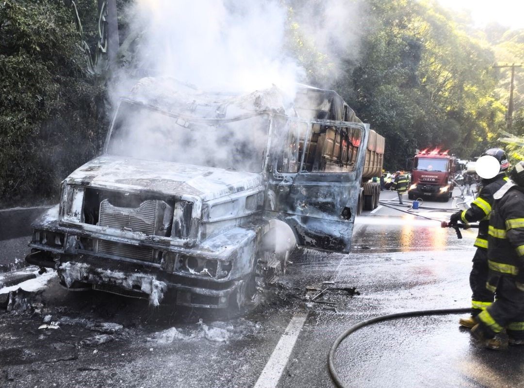 Carreta com 35 toneladas de gesso pega fogo na rodovia Anchieta, SP