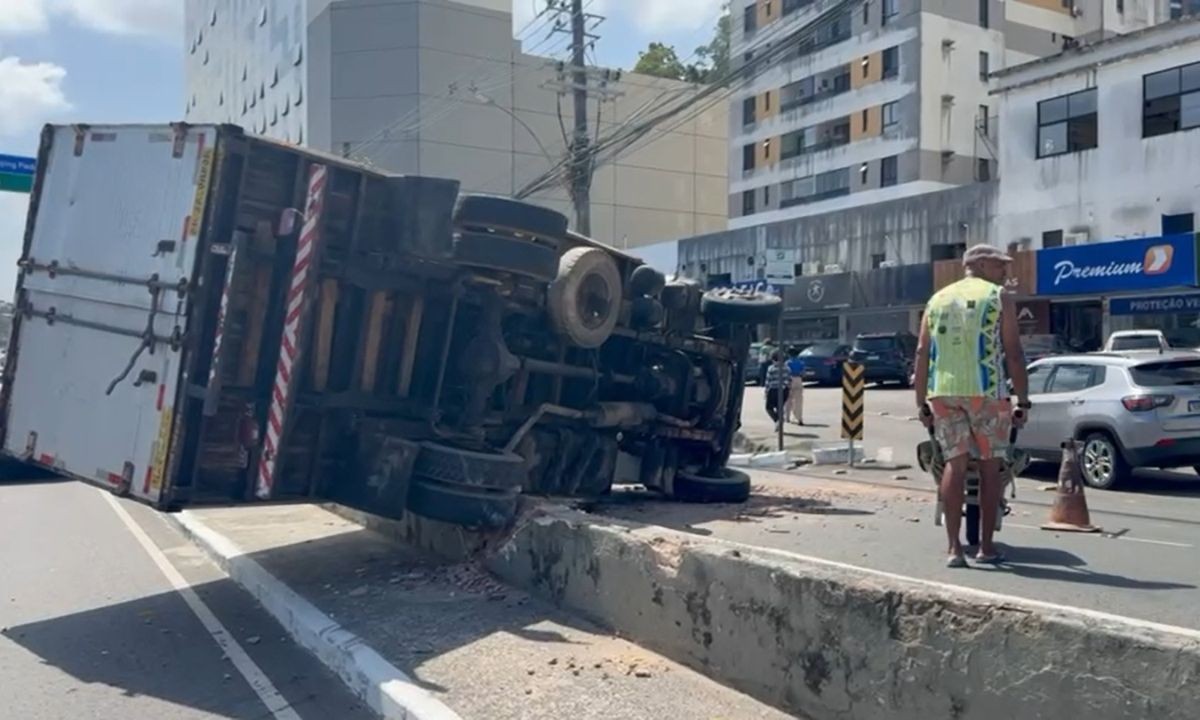Caminhão desgovernado atinge carro em via de Salvador