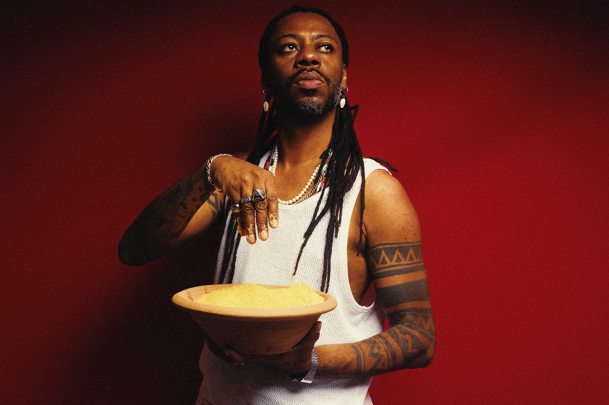 Thiago Elniño faz a festa em ‘Canjerê’, álbum em que o rapper reúne Bixarte, Daúde, Lazzo Matumbi e Tássia Reis