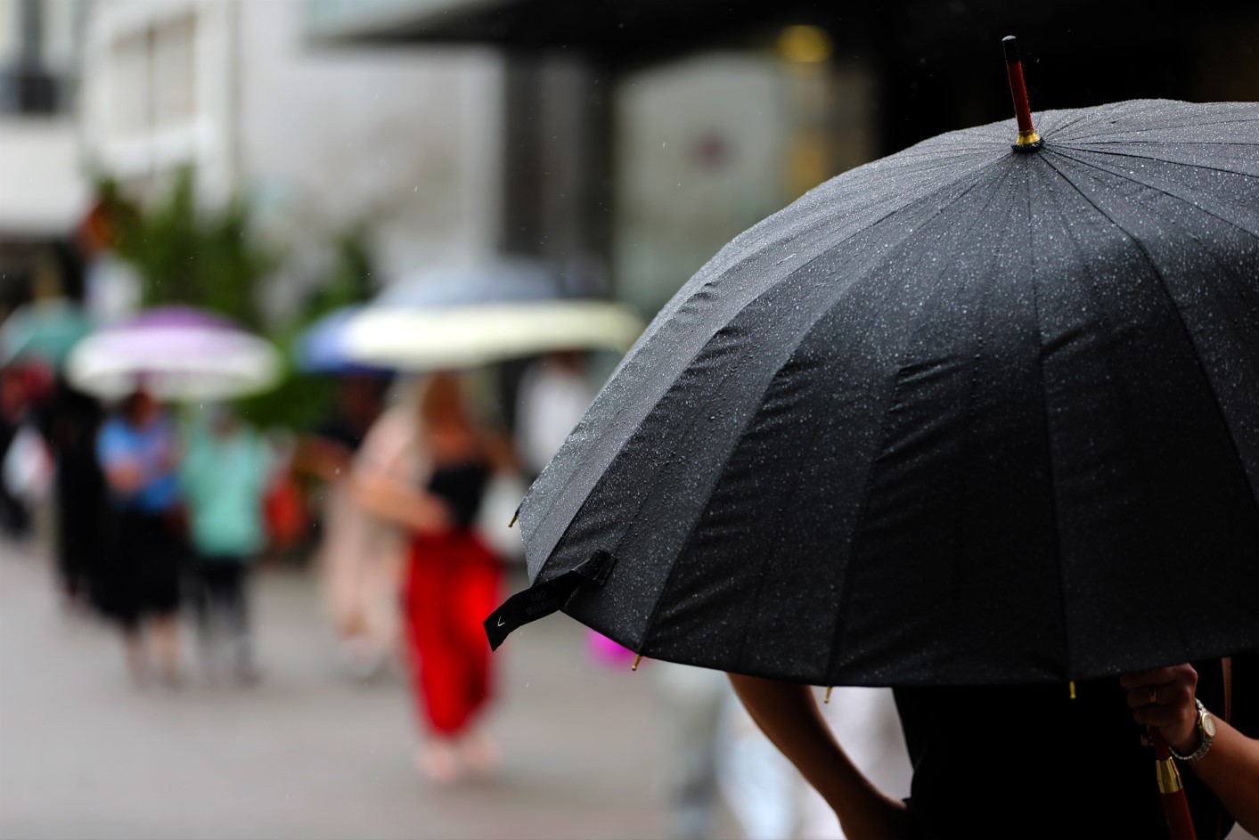 Com ciclone afastado no oceano, frente fria ganha força e traz chuva para o Centro-Sul; veja previsão