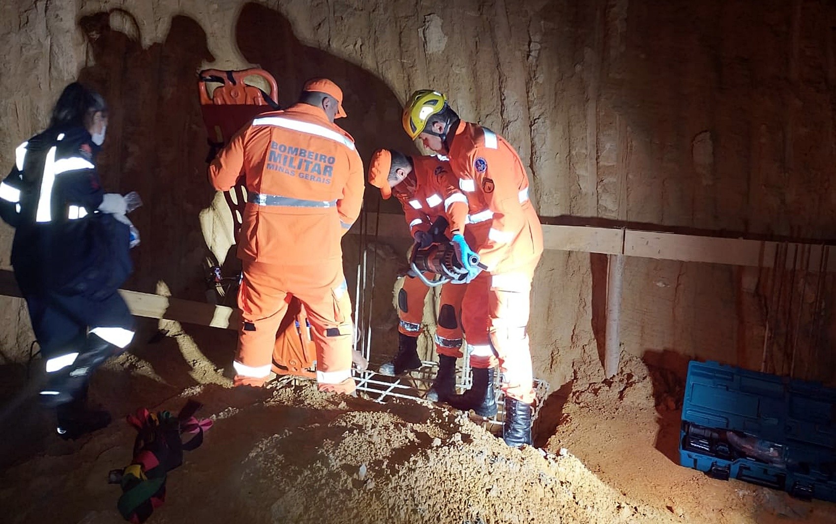 Trabalhador é transfixado por vergalhões após queda de talude em Varginha, MG