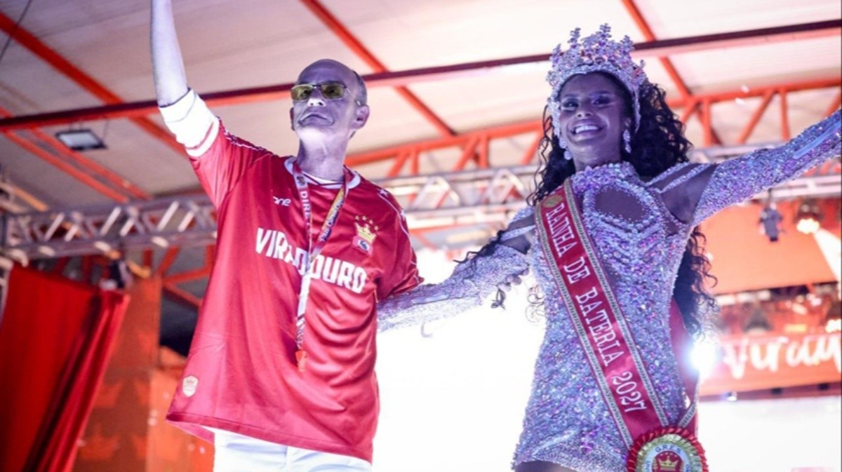 Bellinha Delfim é coroada rainha de bateria da Unidos do Viradouro