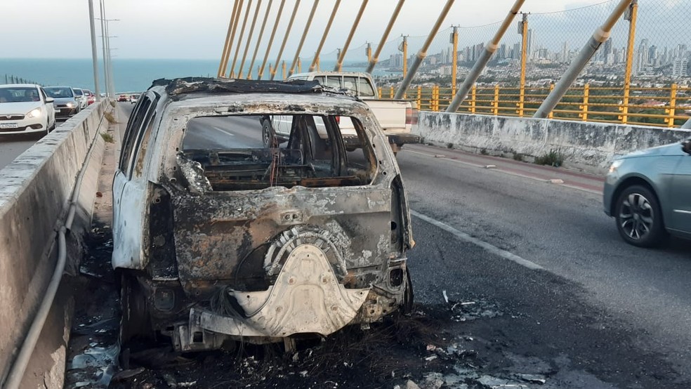 Carro ficou destruído após pegar fogo na Ponte Newton Navarro — Foto: Sérgio Henrique Santos/Inter TV Cabugi