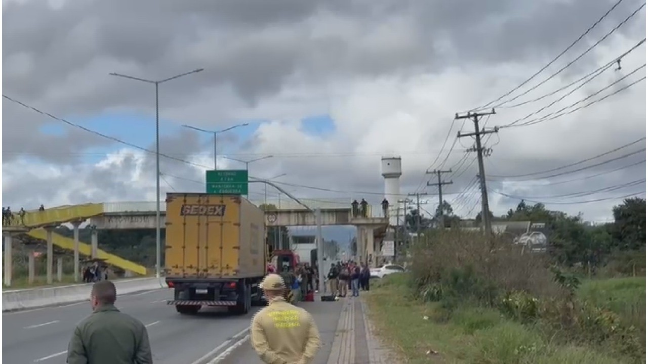 Grávida fica em estado grave após ser atropelada por caminhão dos Correios no Paraná