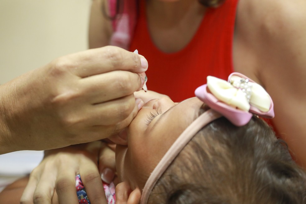 Imunização contra a poliomielite deve ser iniciada a partir dos 2 meses de vida — Foto: Marcos Barbosa/Comus