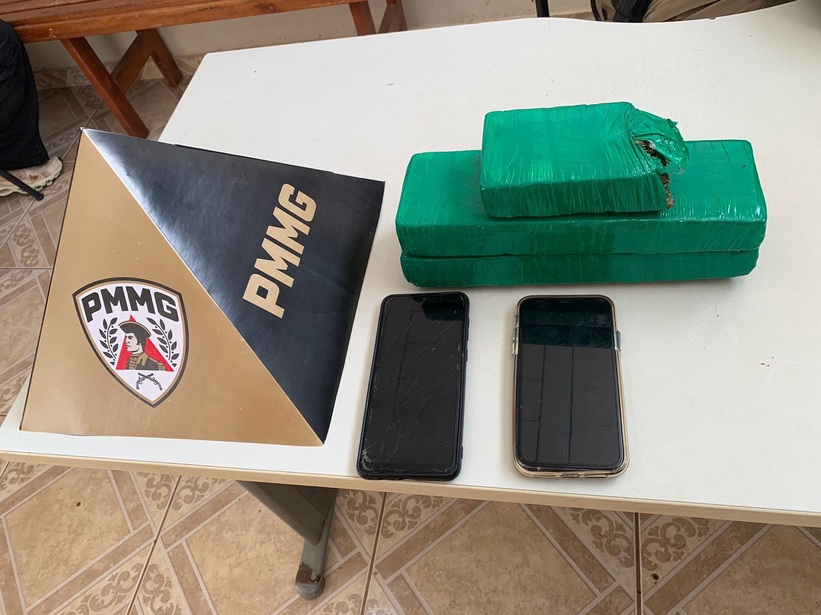 
Homem é preso com tabletes de maconha ao desembarcar de ônibus em Turmalina