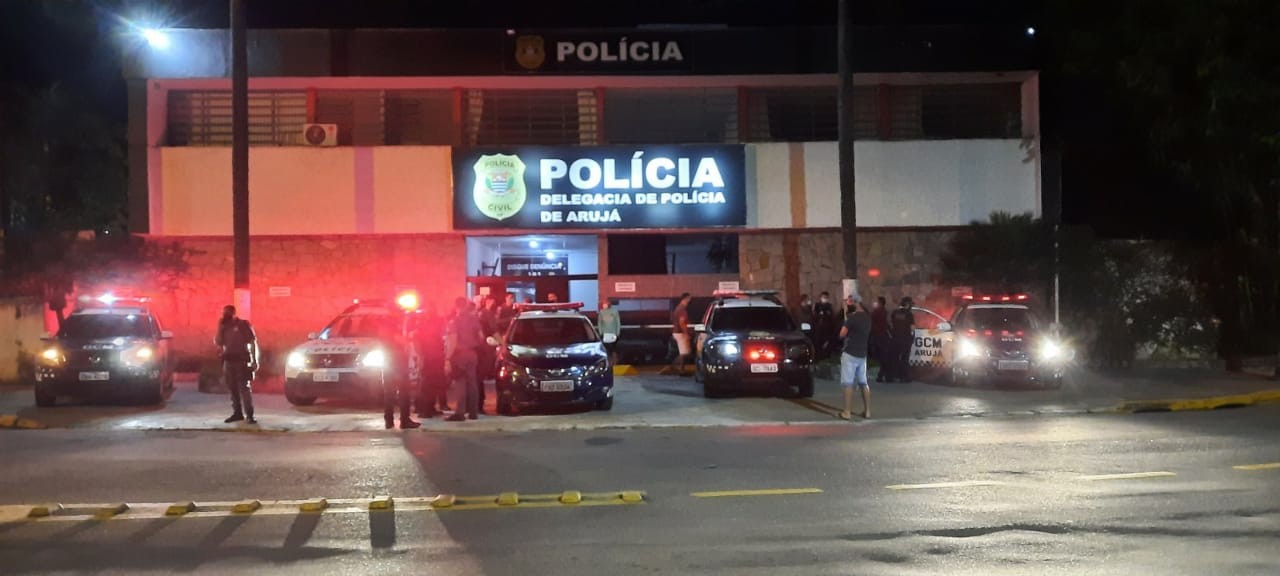 Homens são presos e adolescente é apreendido por suspeita de extorsão a motorista de aplicativo em Arujá