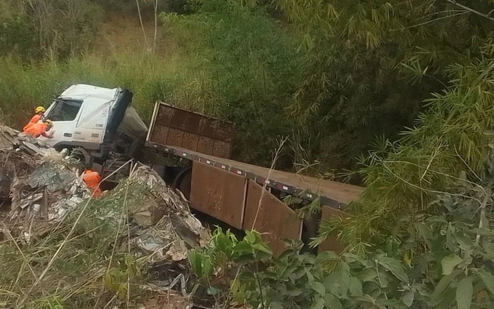 Motorista de carreta cai em ribanceira de cerca de 20 metros ao desviar de veículo na BR-265, em Lavras, MG — Foto: Corpo de Bombeiros
