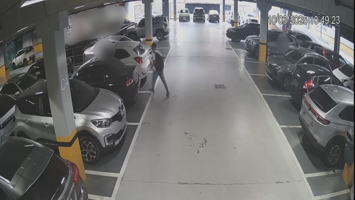 Vídeo mostra homem sequestrando mulher em estacionamento de mercado em Curitiba