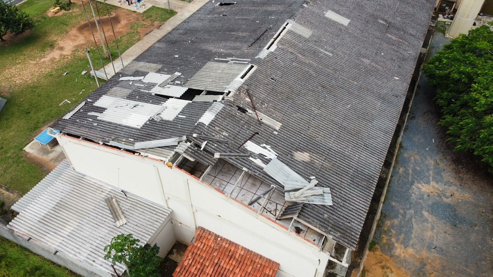 A defesa civil atende ocorrências de quedas de árvores e postes e destelhamento de casas em Sarapuí (SP) — Foto: Bruno Schanoski/Prefeitura de Sarapuí