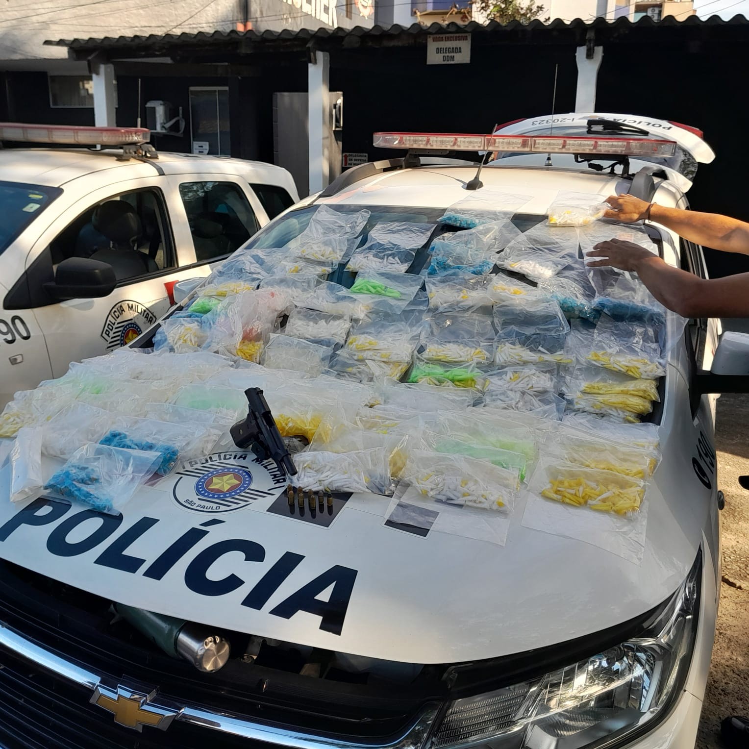 Dupla é presa com quase 10 mil porções de drogas, arma e munições em Ubatuba