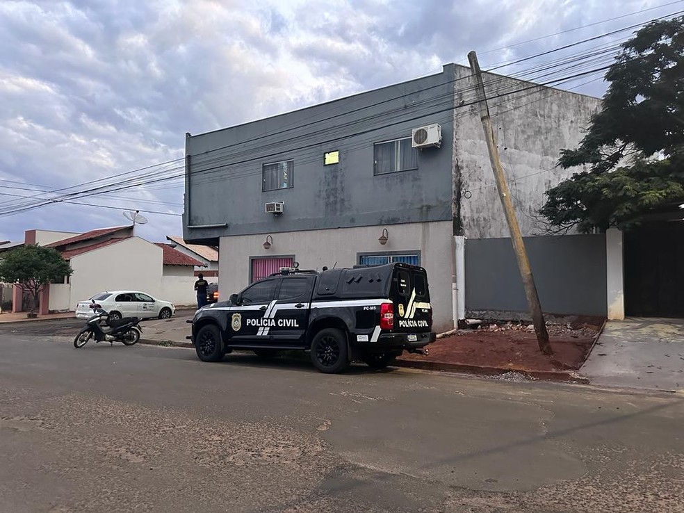 Polícia Civil em frente a à creche, em Naviraí. — Foto: Divulgação