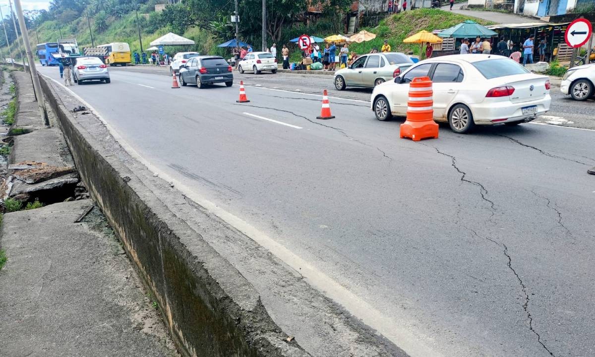 Nova cratera faz PRF voltar a interditar trecho da BR-324 no sentido Feira de Santana