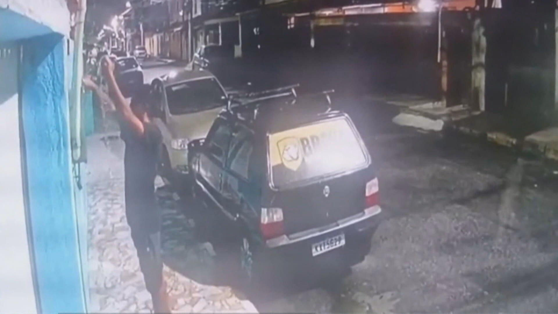 VÍDEO: Homem é flagrado furtando pisca-pisca de Natal em Mesquita