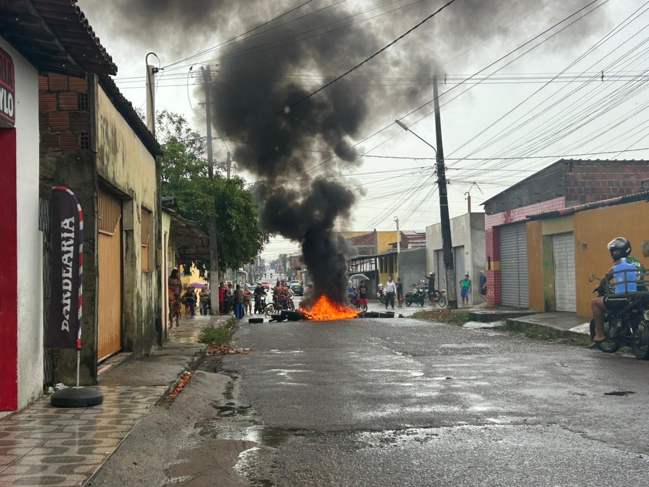 População fecha via e queima pneus em protesto após lagoa transbordar e água invadir casas em Natal