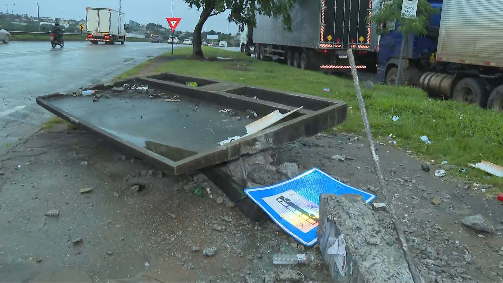 Caminhão desgovernado atinge ponto de ônibus, na BR-040, na Grande BH