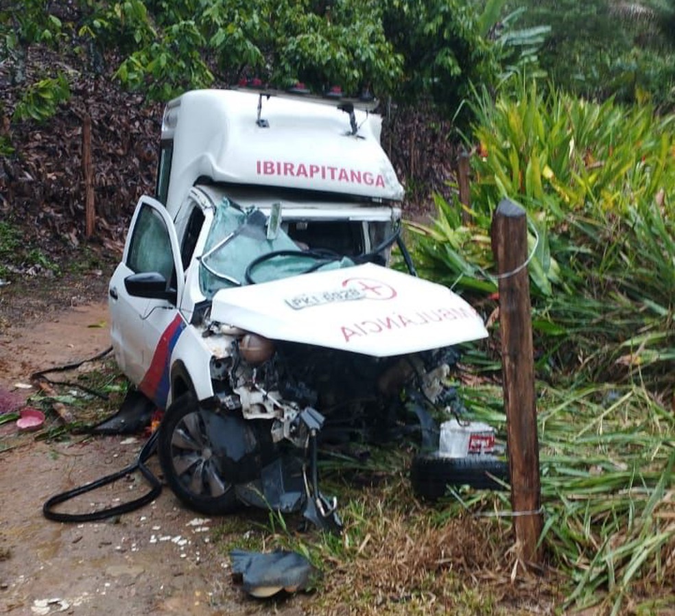 Ambulância ficou destruída após acidente — Foto: Reprodução/Redes Sociais
