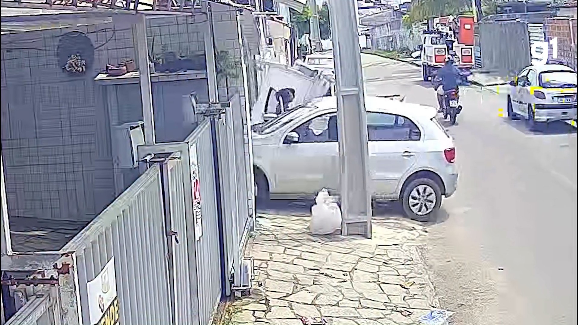 Idosa fica ferida após carro derrubar portão de casa em cima dela, em João Pessoa; VÍDEO