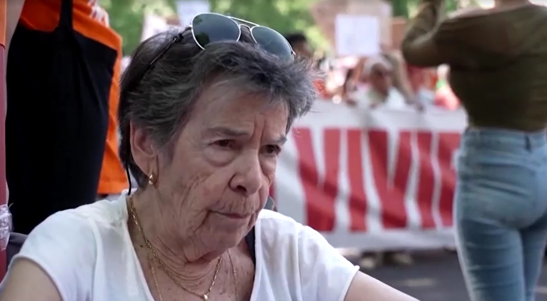Após protestos, idosa de 87 anos despejada na Espanha recebe oferta para voltar para casa