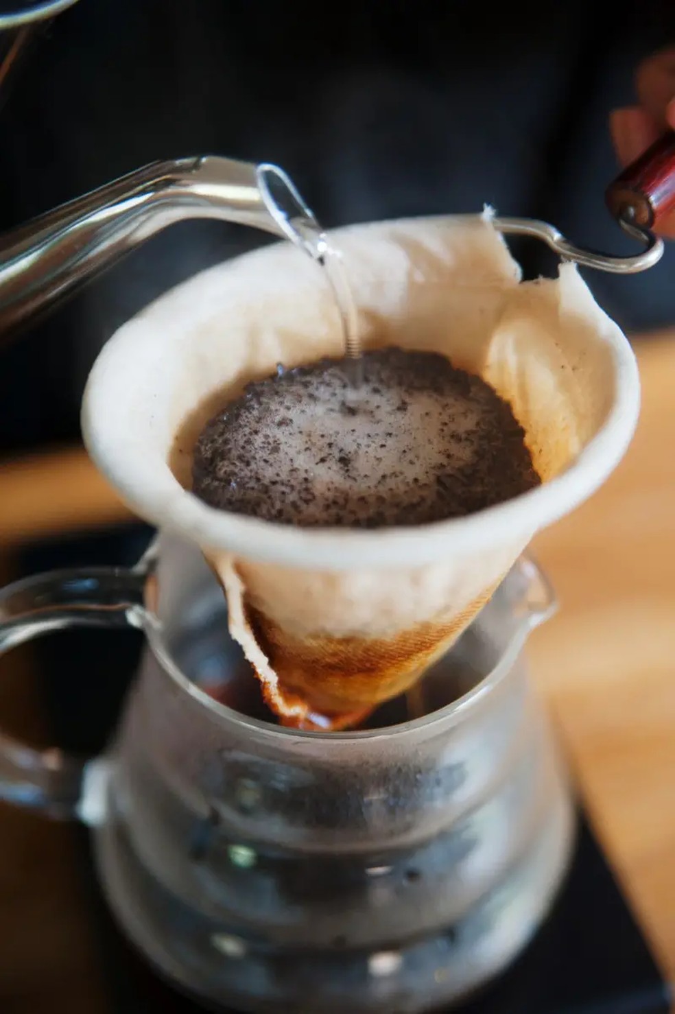 Pesquisas demonstram que as pessoas que consomem caf&eacute; coado apresentam menor incid&ecirc;ncia de doen&ccedil;as arteriais &mdash; Foto: GETTY IMAGES via BBC