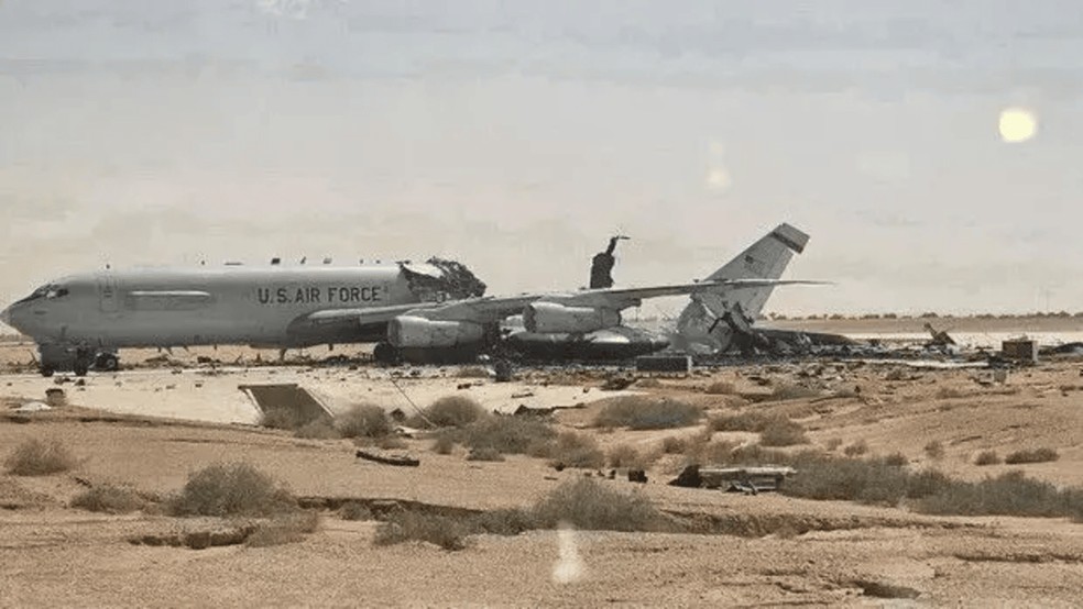 Foto sem data de um avião Boeing E-3 Sentry destruído na Base Aérea Príncipe Sultan, a cerca de 100 km a sudeste da capital da Arábia Saudita, Riad — Foto: CBS News via BBC