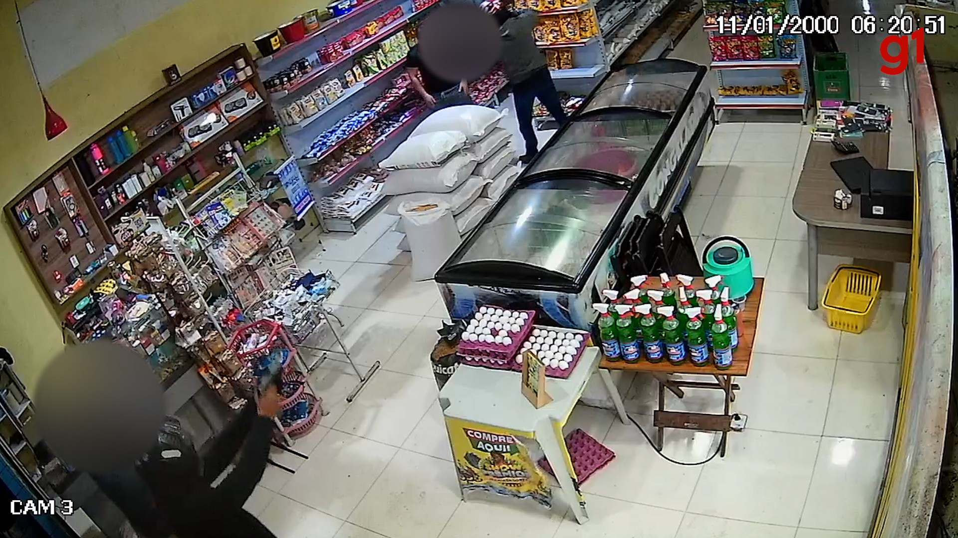 VÍDEO: Dupla armada assalta comércio em Mata Roma (MA) e agride vítima durante a ação