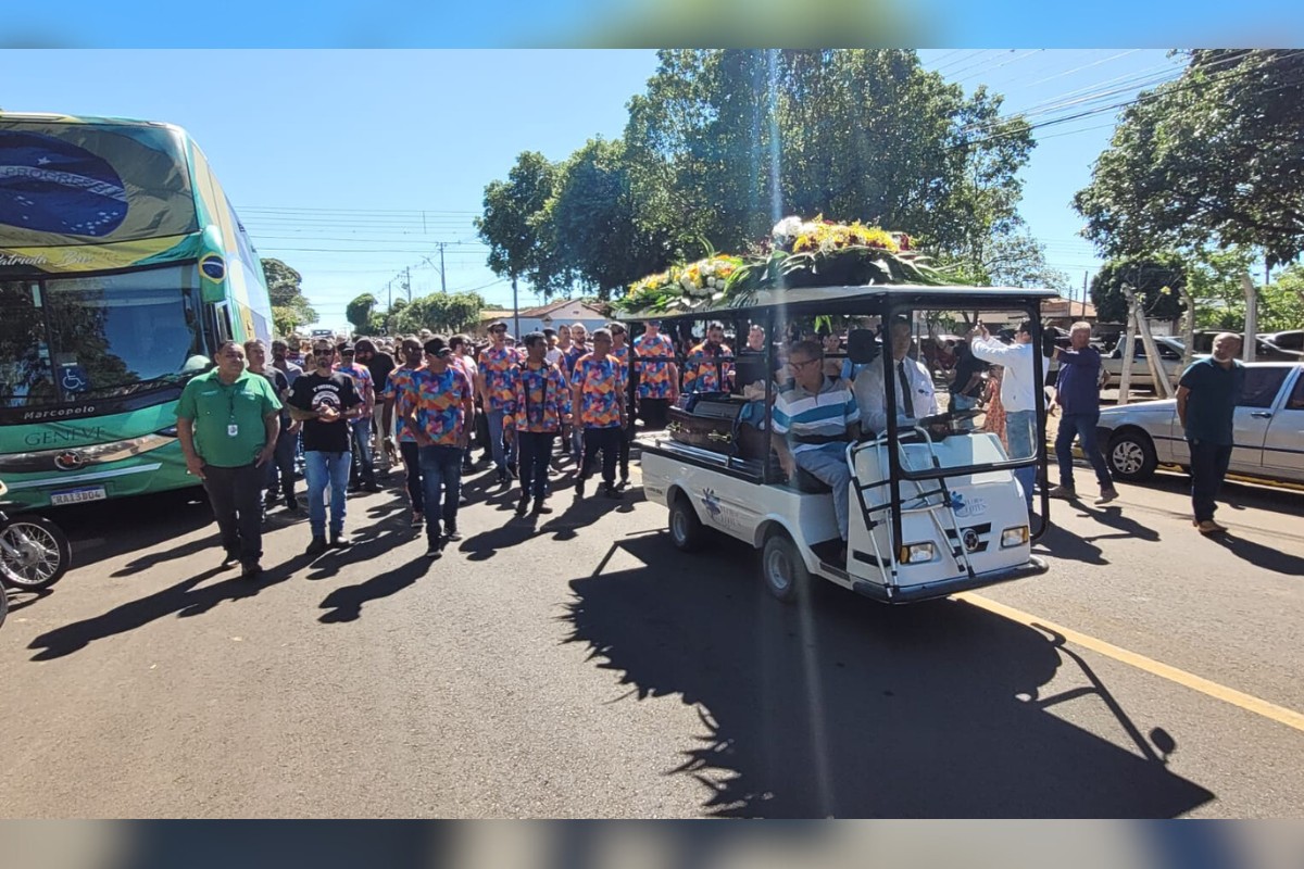 Homenagens de motociclistas marcam despedida de piloto que morreu após acidente no Beto Carrero 