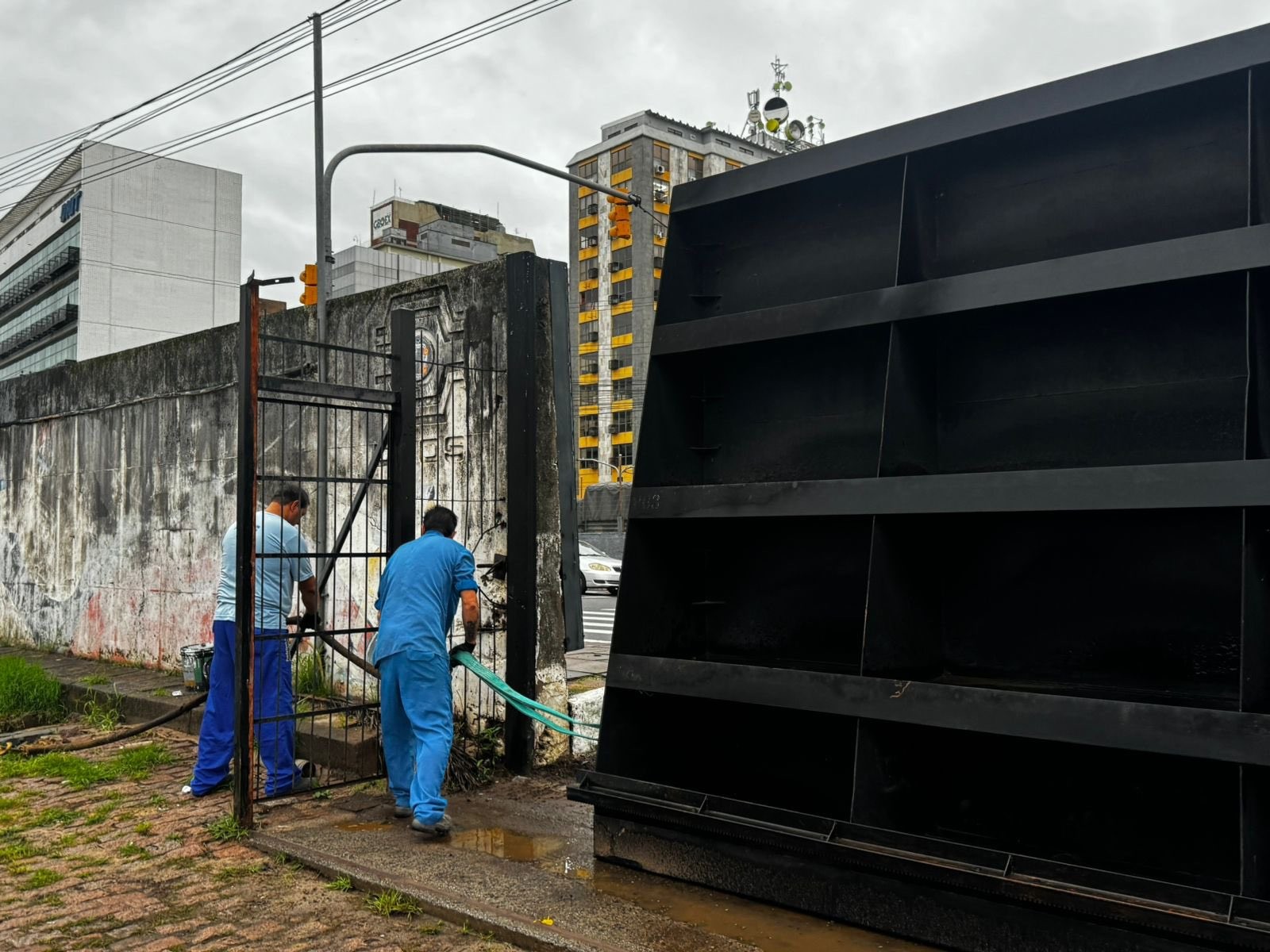 Sob risco do Guaíba transbordar, Porto Alegre fecha comportas de segurança para evitar inundação