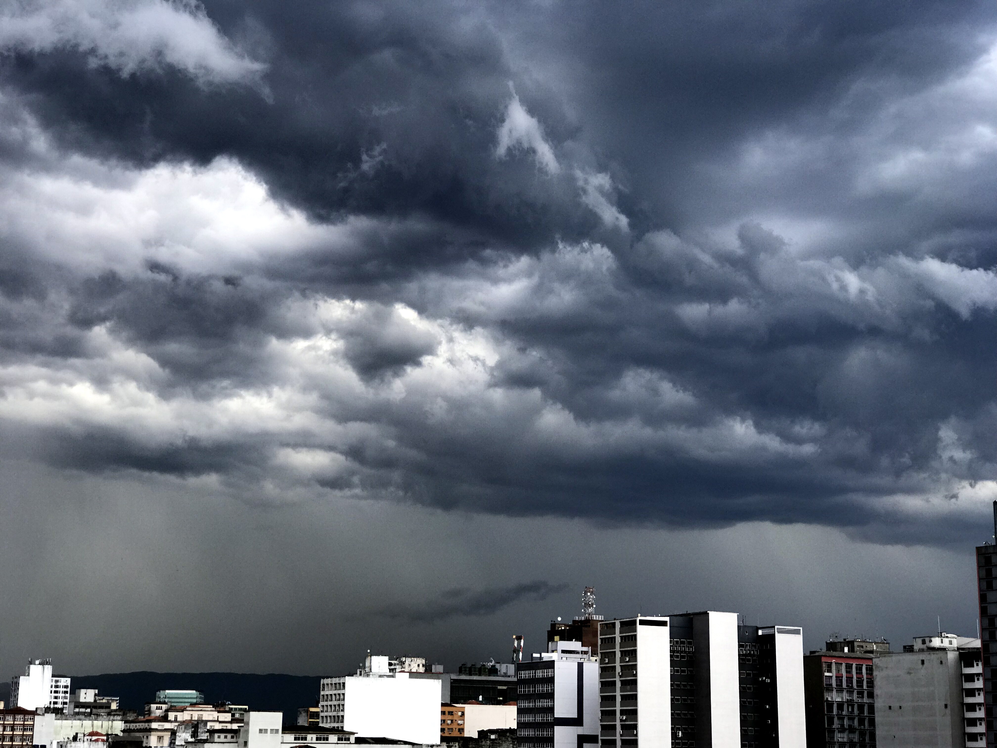 Inmet emite alerta de perigo de tempestade e onda de calor no Paraná neste sábado (4)