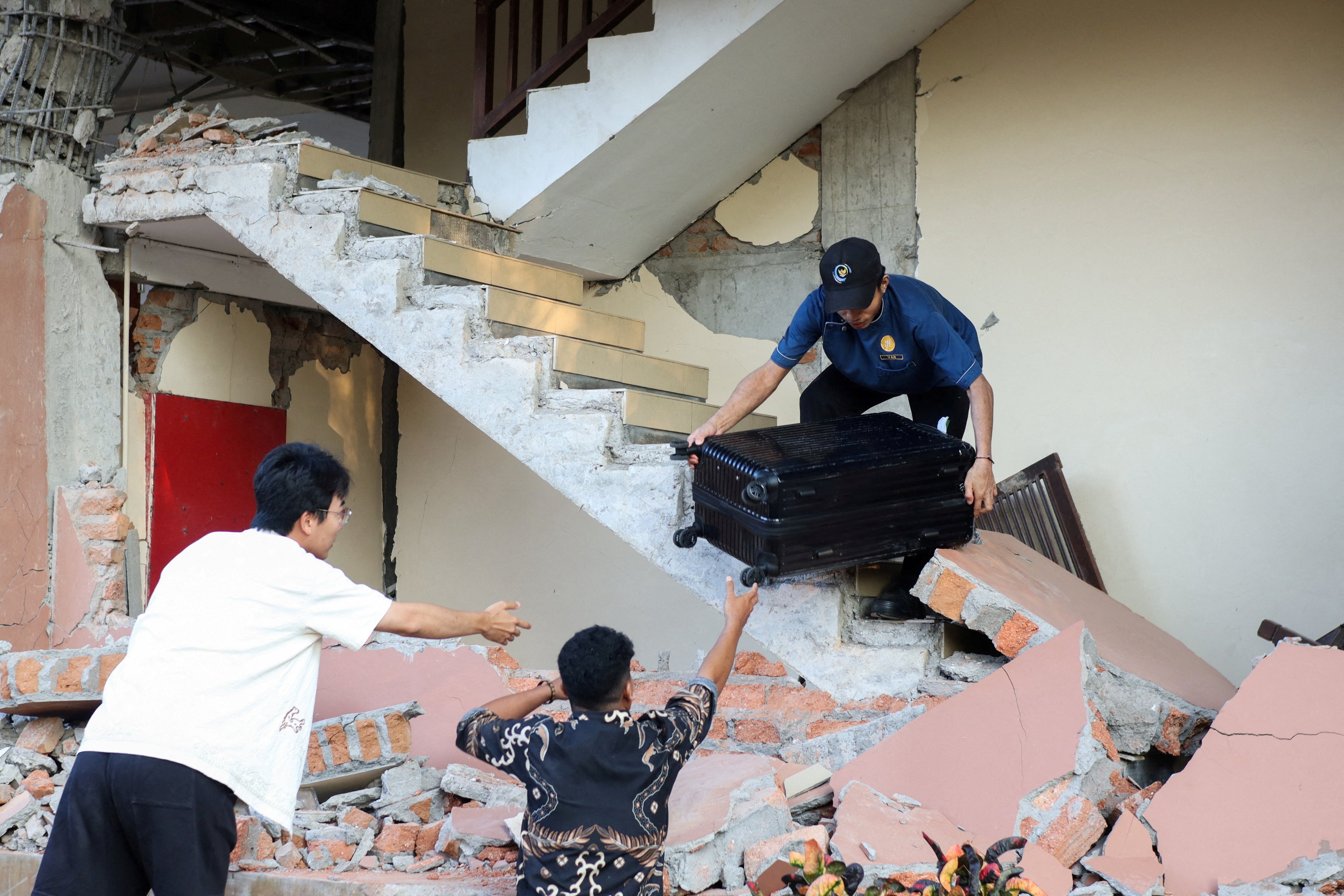 VÍDEO: Terremoto de magnitude 7,7 atinge a costa da Indonésia, causa estragos e deixa mortos