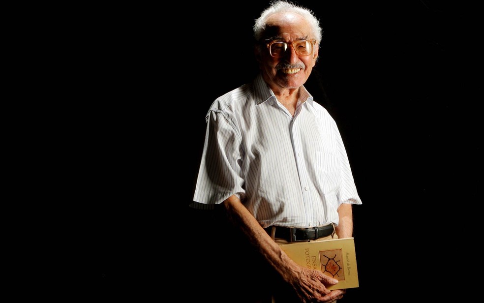 O poeta Manoel de Barros é retratado em sua residência em Campo Grande (MS), em foto de fevereiro de 2008 — Foto: Jonne Roriz/Estadão Conteúdo/Arquivo