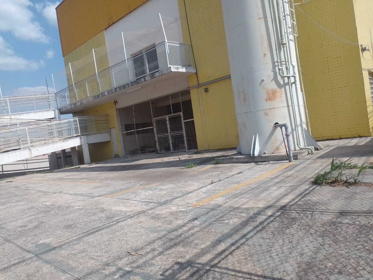 Escola fechada há 5 meses obriga crianças a caminharem 40 minutos até nova unidade em Votorantim