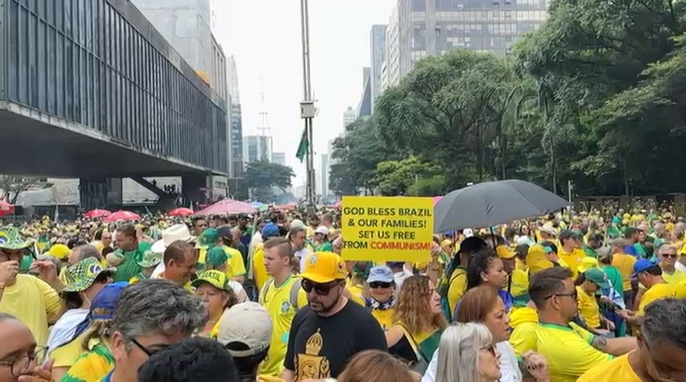 Apoiadores de Bolsonaro se reúnem na Avenida Paulista neste domingo (25) — Foto: g1