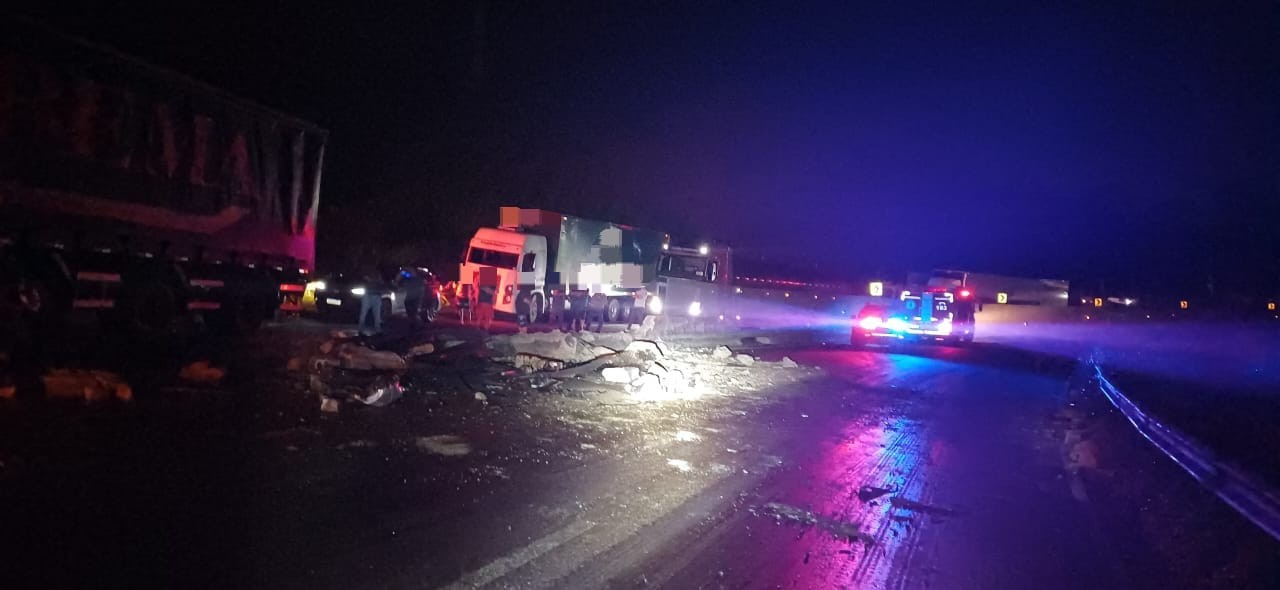 Acidente entre caminhão, carreta e carro deixa três pessoas feridas na Via Dutra, em Piraí