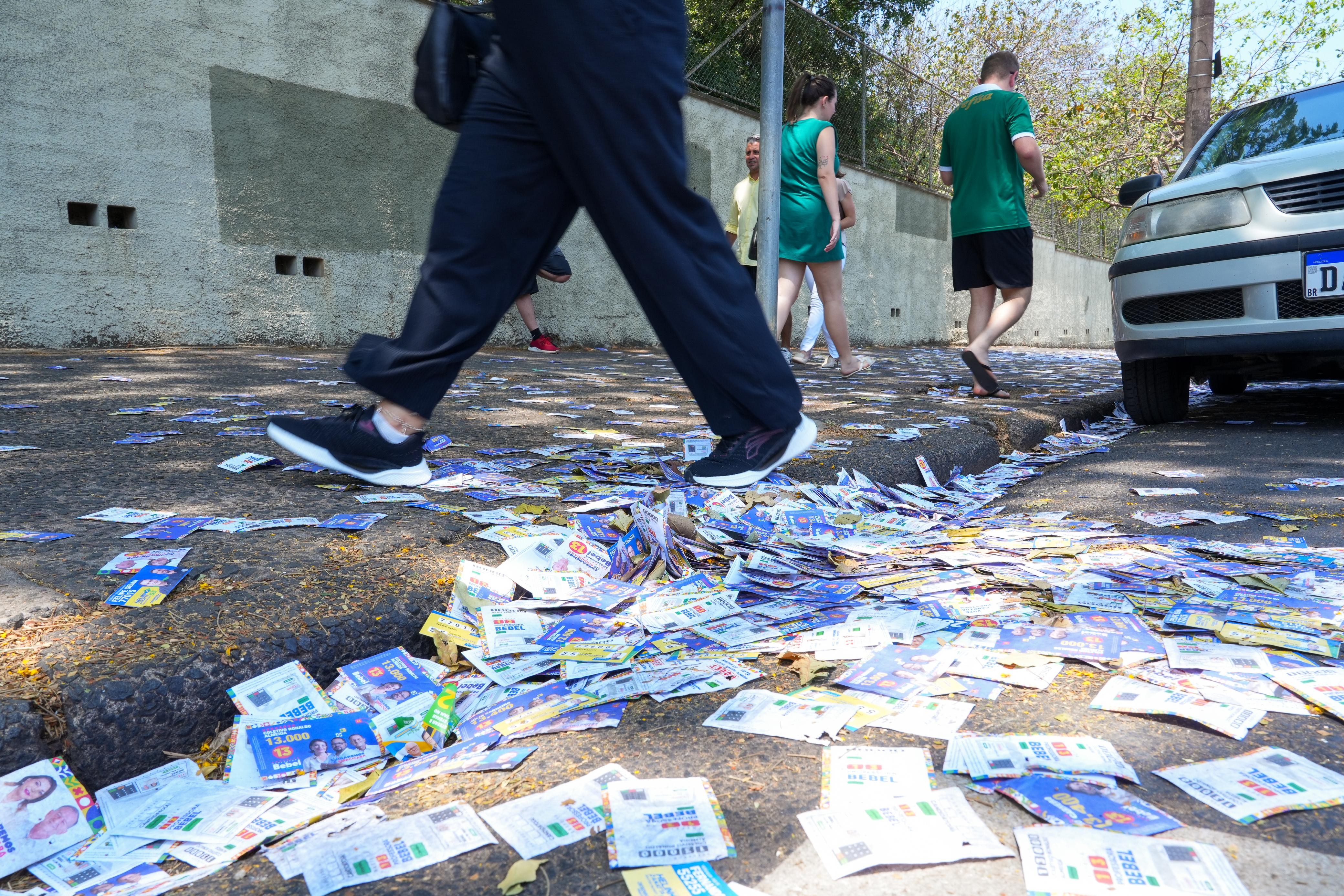 Prefeitura recolheu 142 toneladas de lixo das ruas da cidade de SP no 1° turno da eleição; n° é quase 3 vezes maior que no 