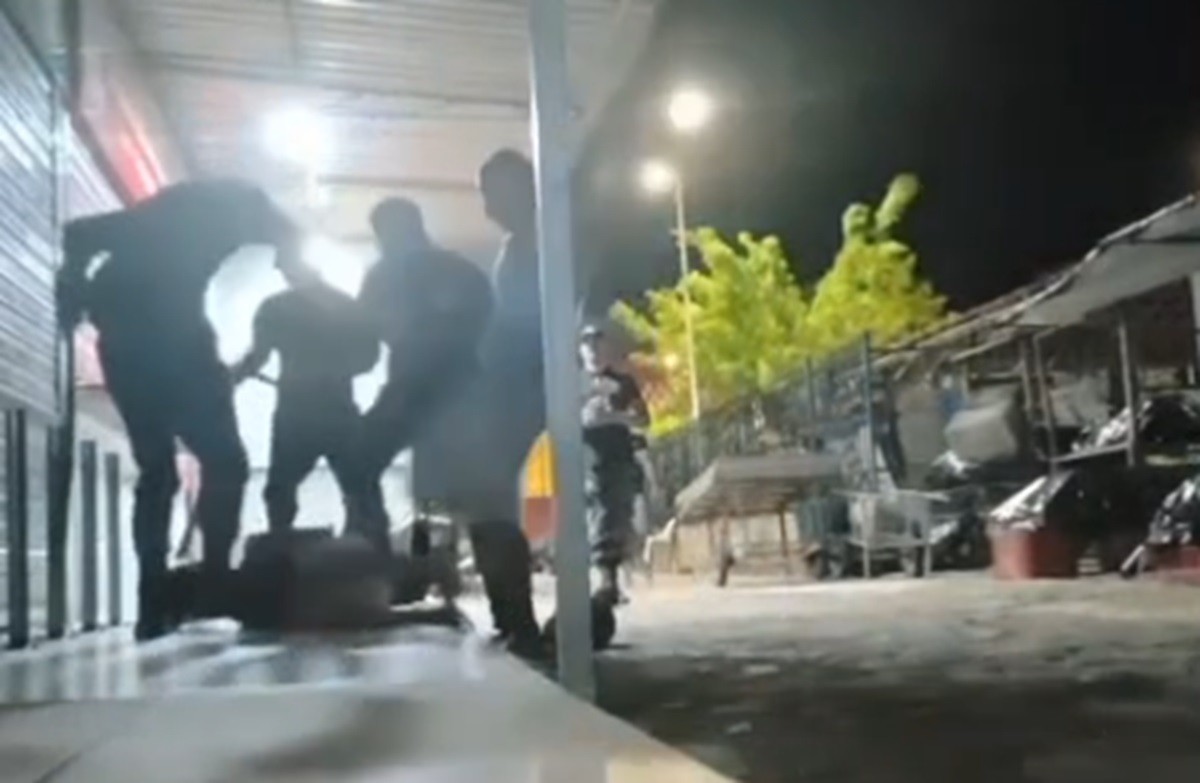 Mulher é espancada por quatro homens com chutes e pauladas dentro de mercado público no Grande Recife; VÍDEO