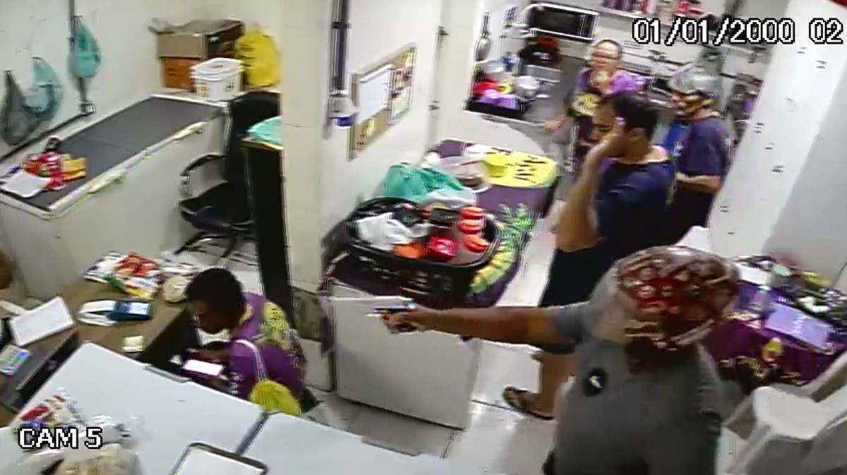 VÍDEO: Suspeitos fazem funcionários reféns durante assalto em distribuidora de açaí em Cabo Frio