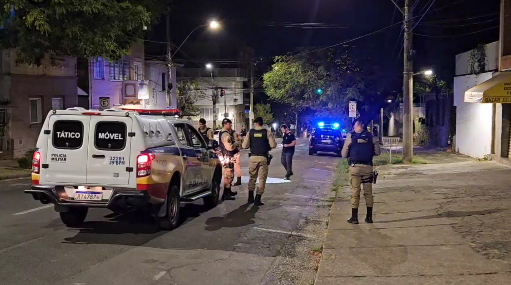 Homem é socorrido inconsciente após ser baleado no Centro de Poços de Caldas, MG