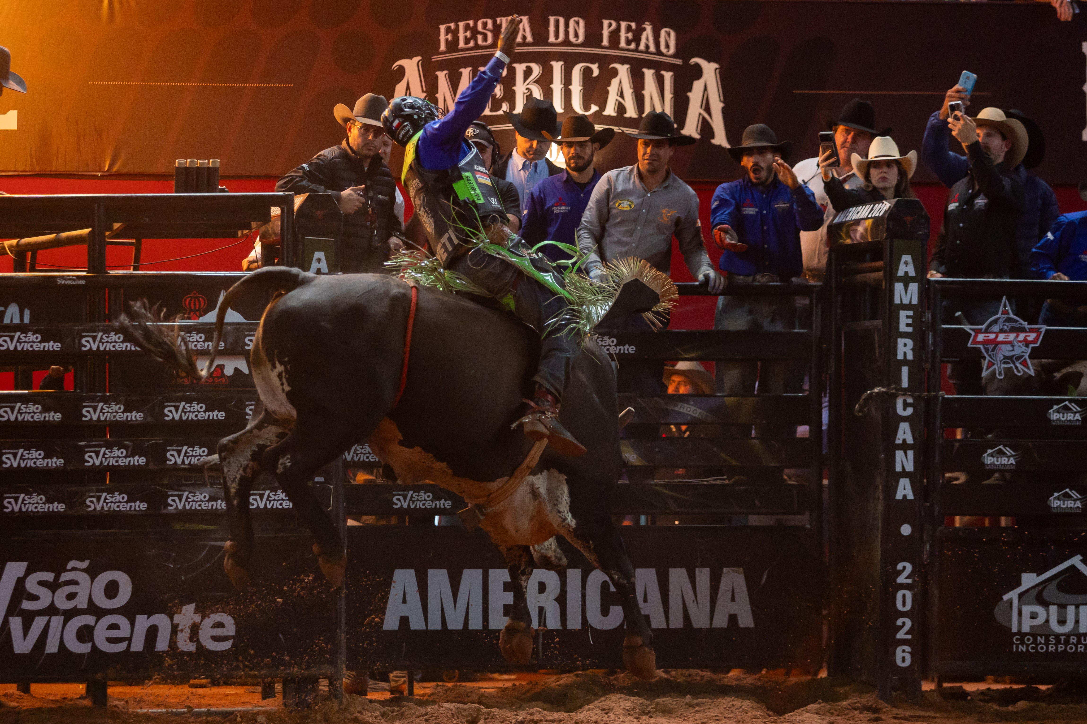 Final da etapa de Americana da PBR reuniu dez competidores na noite deste domingo (7) — Foto: Thomaz Marostegan