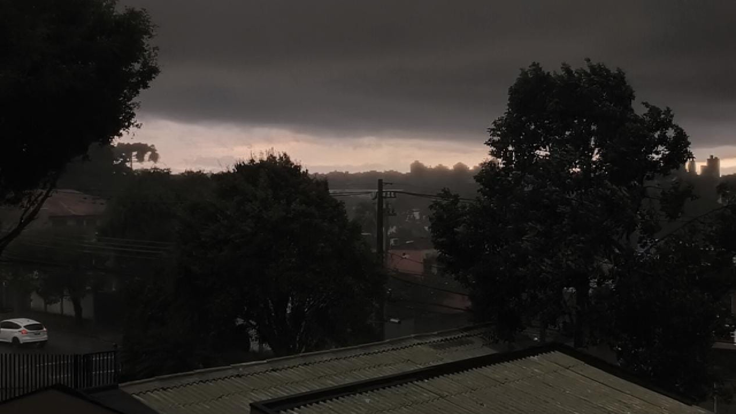 VÍDEOS: Dia vira noite e Curitiba registra chuva intensa e granizo