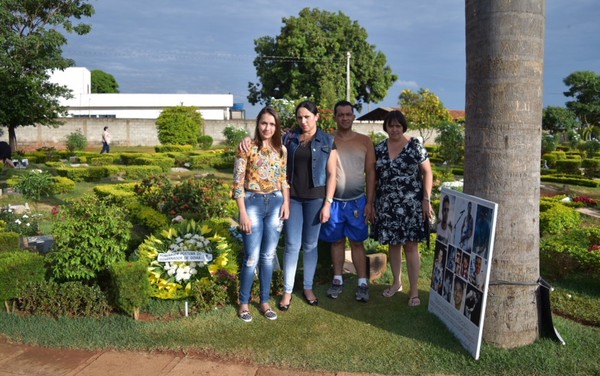 G1 - Integrante da equipe de Cristiano Araújo desmaia ao visitar túmulo -  notícias em Música em Goiás