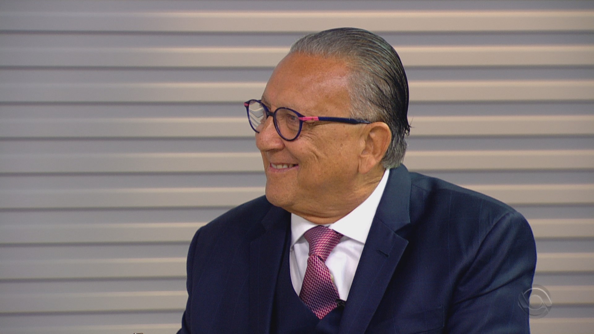 Após quadro de pneumonia, Galvão Bueno se sente mal e é internado no Paraná