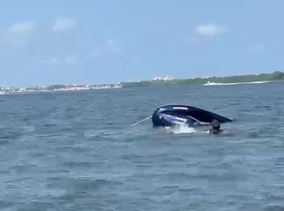 Família estava à deriva no rio Paraíba, na região da Ilha da Restinga, após a moto aquática que conduziam ter naufragado — Foto: Batalhão Especializado em Policiamento Turístico (BEPTur)/divulgação