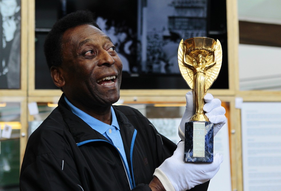 Da caixa de engraxate à coroa: Museu Pelé reúne peças únicas do Rei do  Futebol, Santos e Região