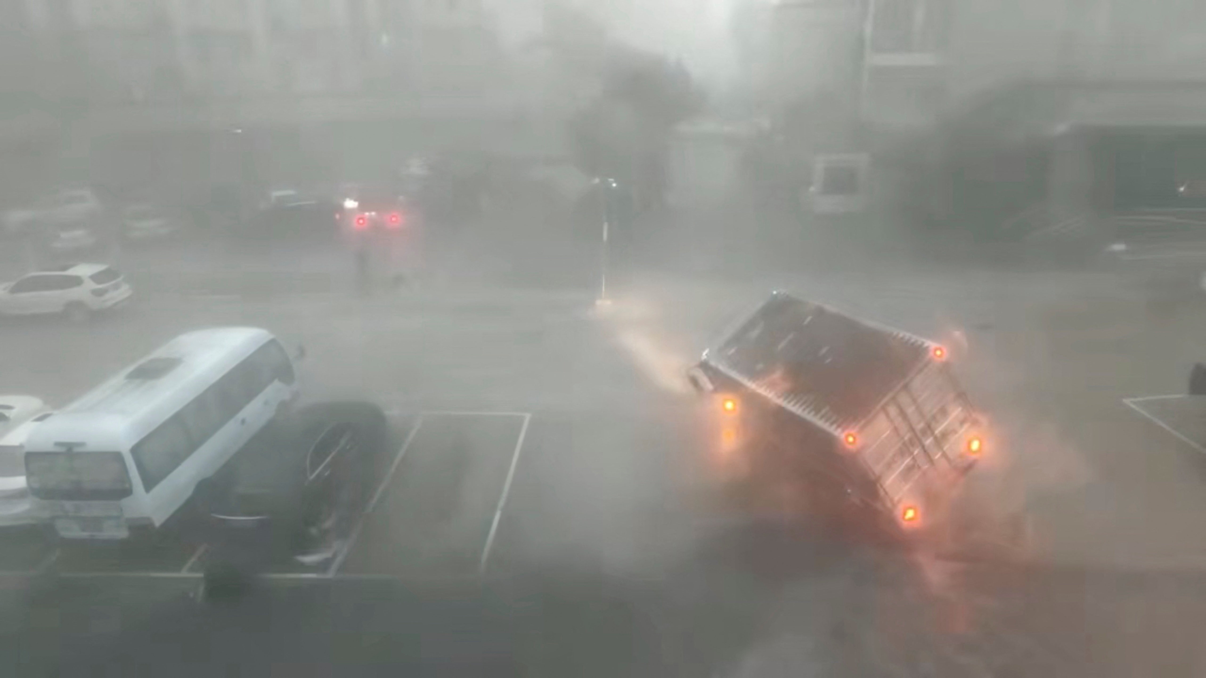 Tufão com ventos de 150 km/h causa enchentes e cancelamento de 943 voos na China; VÍDEO mostra caminhão tombando